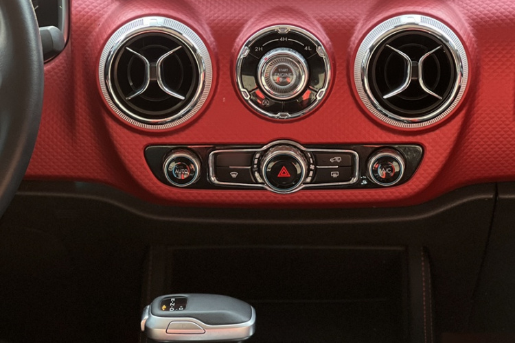 北京BJ40 2023款 2.0T 自动四驱城市猎人版侠客型中控内饰7003