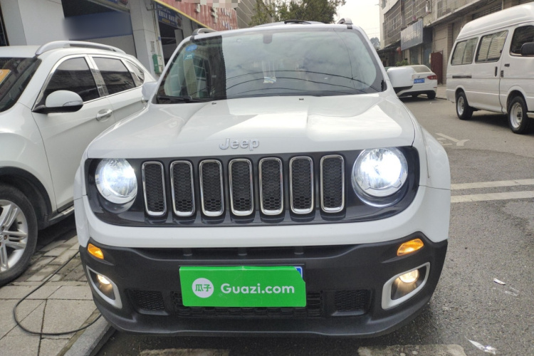 Jeep 自由侠 2018款 互联大屏版 180T 自动高能版车身外观2