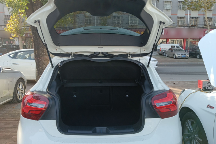 奔驰A级(进口) 2017款 改款 A 200 动感型机舱底盘23