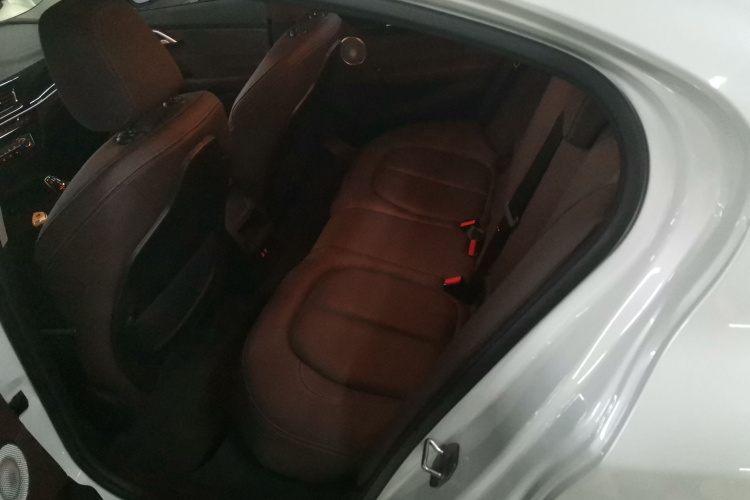 宝马1系 2021款 120i M运动曜夜版中控内饰21