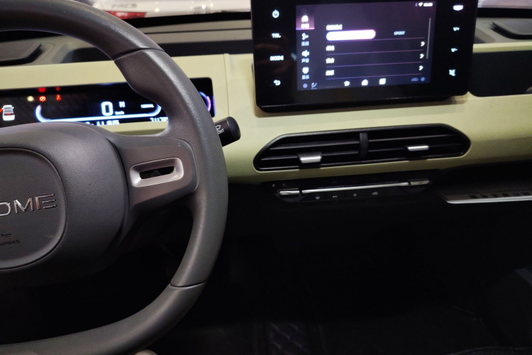 吉利银河 2023款 熊猫mini 200km 耐力熊中控内饰7002