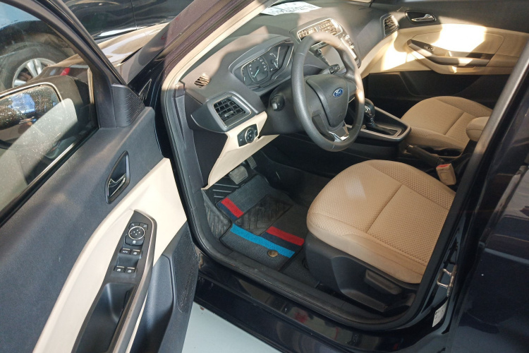 福特 福睿斯 2015款 1.5L 自动舒适型中控内饰20