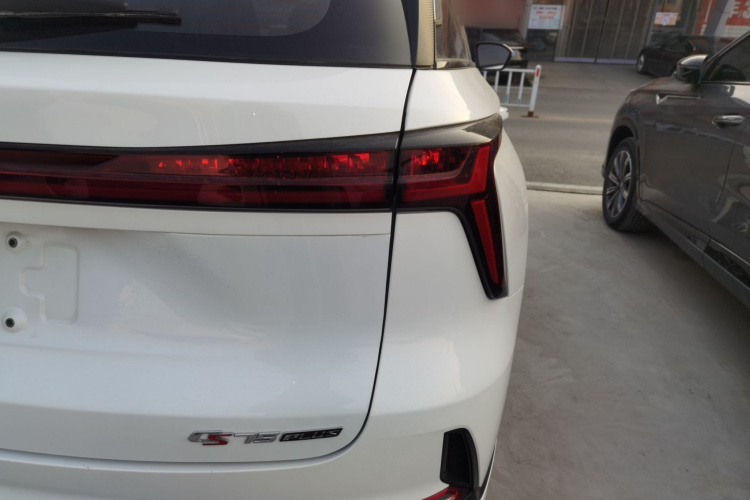 长安CS75 PLUS 2023款 第三代 1.5T 自动尊贵型车身外观9