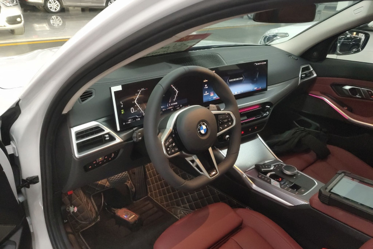 宝马3系 2025款 330Li M运动曜夜套装中控内饰7002