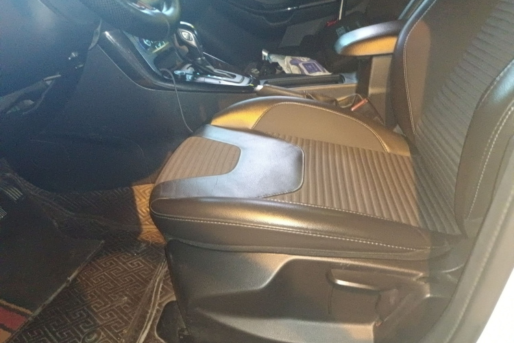 福特 福克斯 2017款 三厢 EcoBoost 180 自动精英型中控内饰19