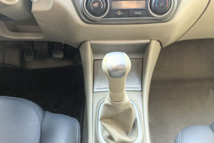 日产 轩逸 2012款 经典 1.6XE 手动舒适版中控内饰7010