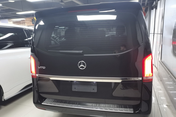 奔驰 威霆 2023款 2.0T 精英版 7座车身外观6