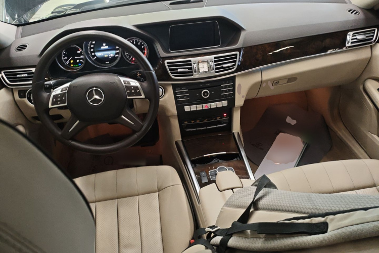 奔驰E级 2015款 改款 E 200 L中控内饰12