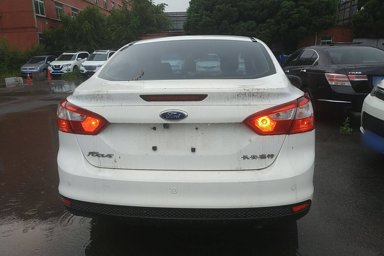 福特 福克斯 2012款 三厢 1.6L 自动风尚型车身外观6