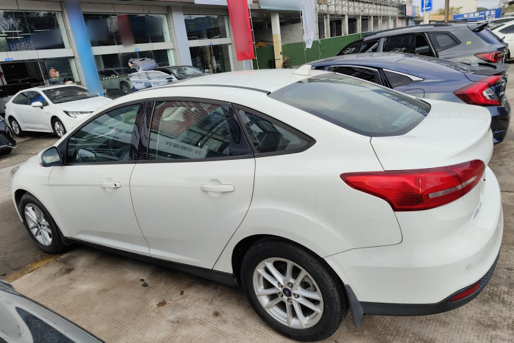 福特 福克斯 2018款 三厢经典 1.6L 自动风尚型智行版车身外观4