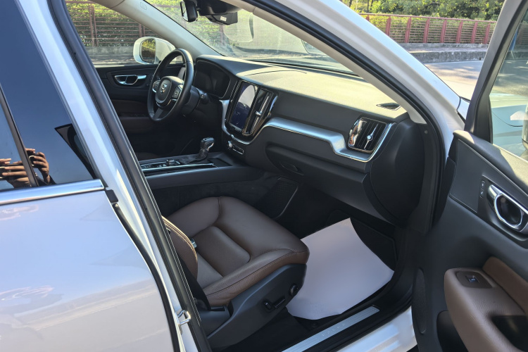 沃尔沃XC60 2019款 T5 四驱智逸版 国VI中控内饰7012