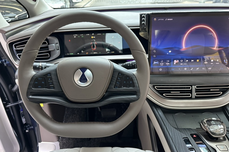 腾势D9 2022款 DM-i 970 四驱旗舰型中控内饰7008