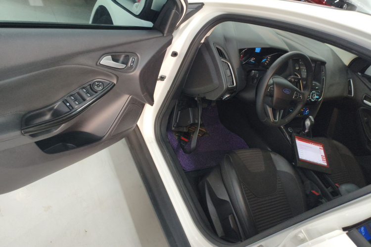 福特 福克斯 2018款 三厢经典 1.6L 自动风尚型智行版中控内饰20