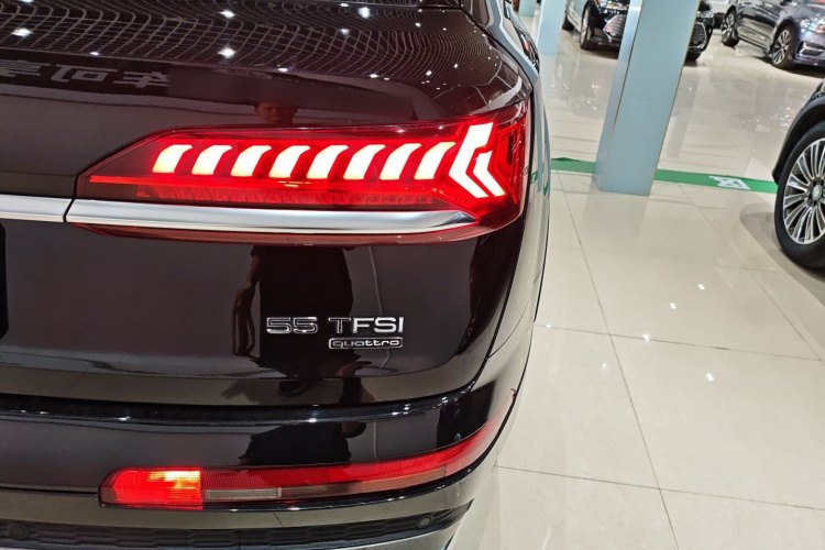 奥迪Q7 2022款 55 TFSI quattro S line运动型车身外观9