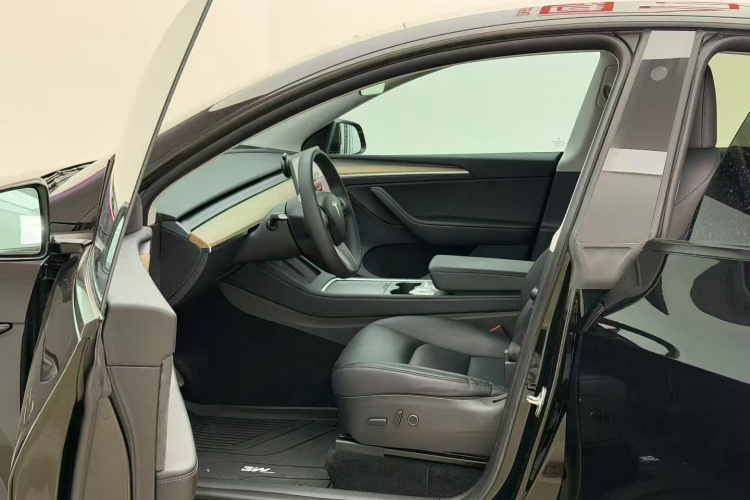 特斯拉 Model Y 2022款 改款 后轮驱动版中控内饰7005