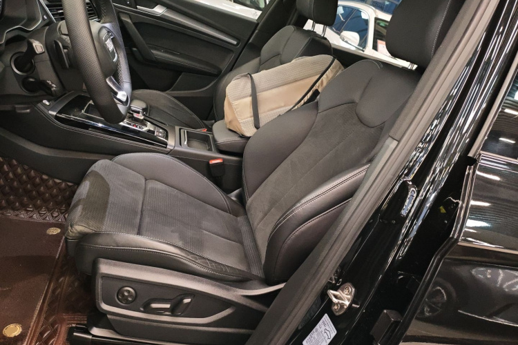 奥迪Q5L Sportback 2022款 改款 45 TFSI 豪华型中控内饰19