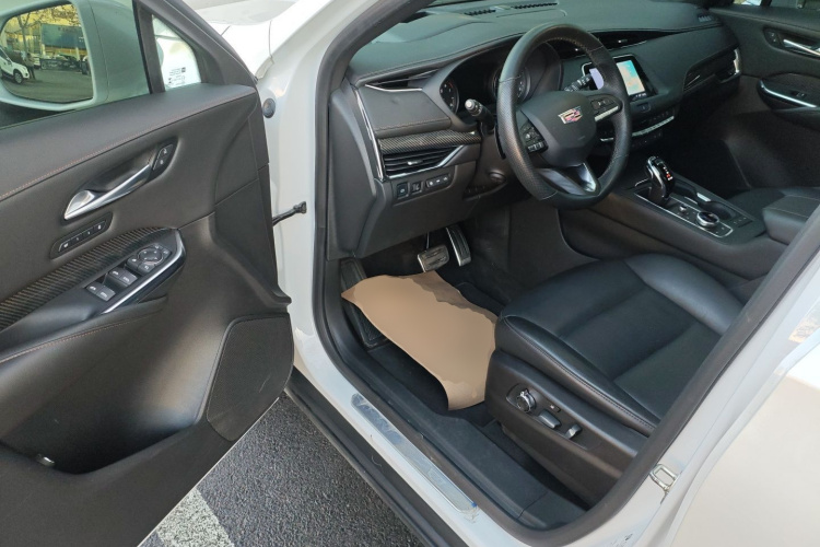 凯迪拉克XT4 2022款 28T 四驱铂金型中控内饰7003