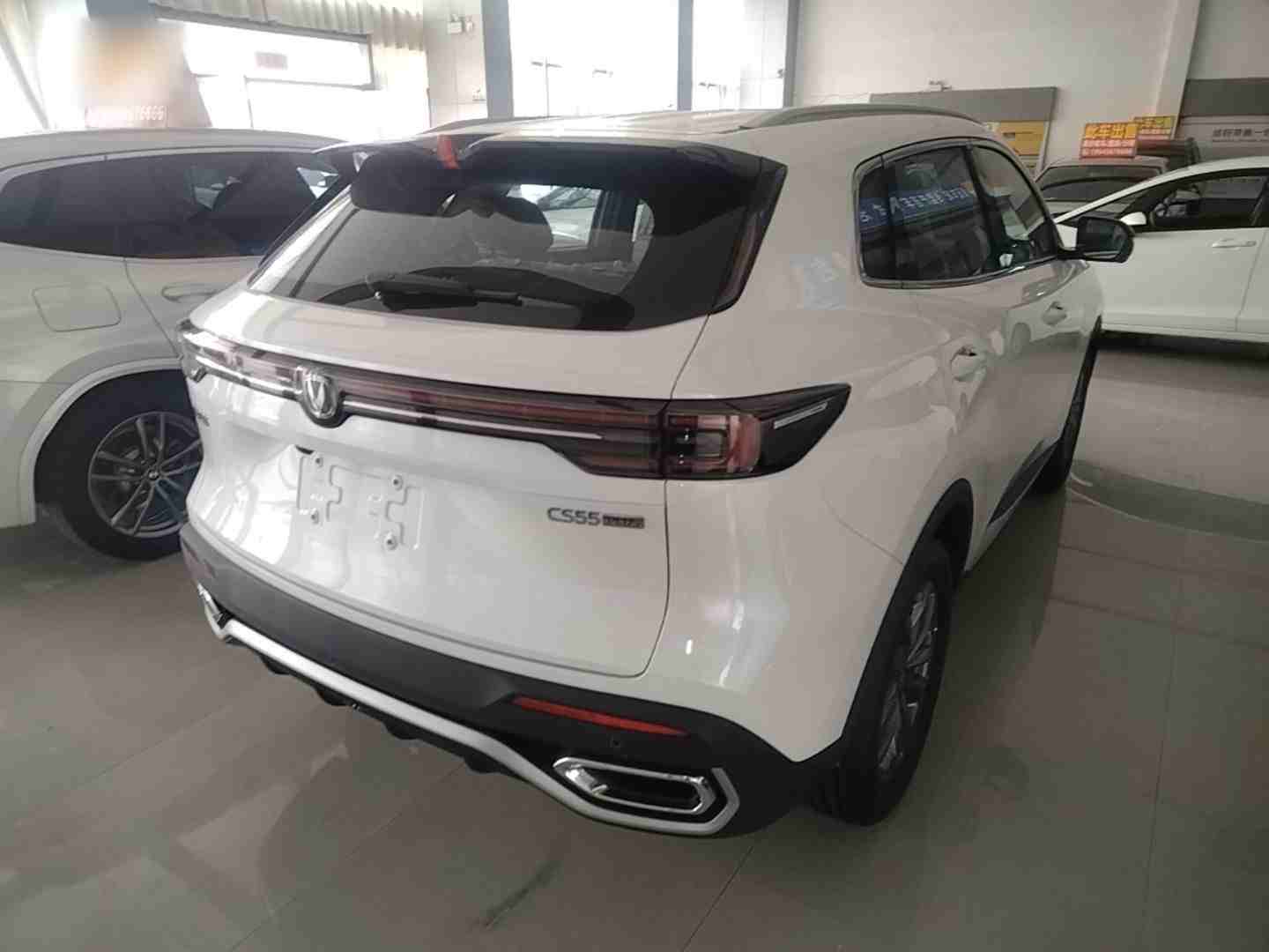 车辆右后45度外观展示