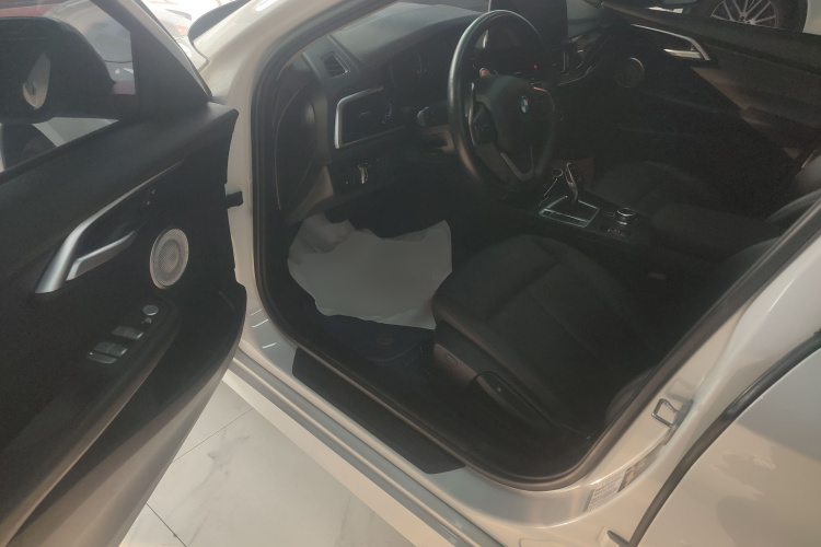 宝马1系 2023款 120i M运动版中控内饰20