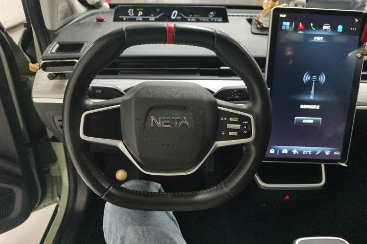 哪吒汽车 哪吒V 2022款 潮 300 Lite 三元锂中控内饰13