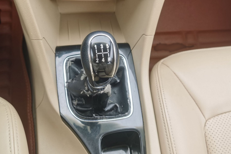 宝骏730 2016款 1.5L 手动舒适型 7座 国V中控内饰7003