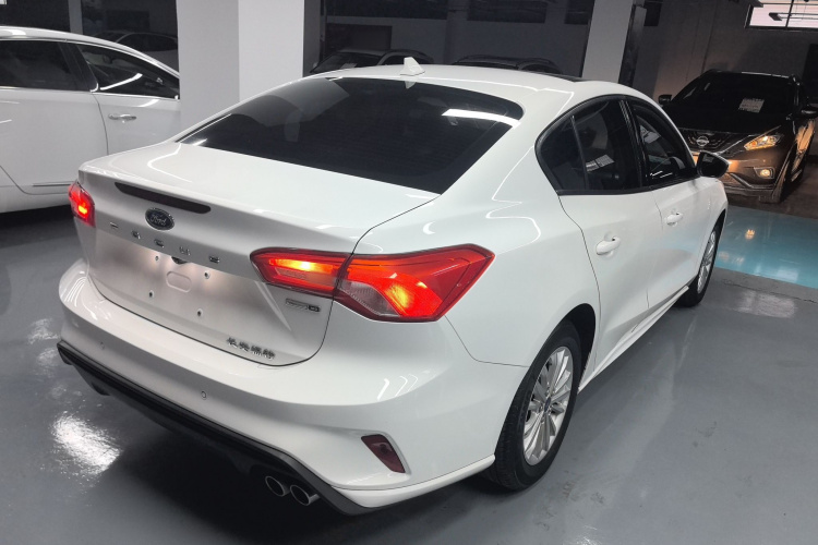福特 福克斯 2020款 三厢 EcoBoost 180 自动锋潮型车身外观6005