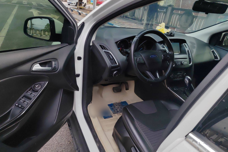 福特 福克斯 2017款 三厢 EcoBoost 180 自动精英型中控内饰7002