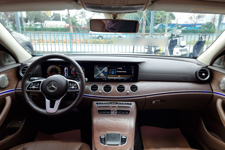 奔驰E级 2019款 改款 E 300 L 时尚型中控内饰7001