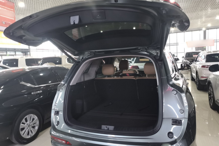 蓝电E5 2024款 荣耀版 100KM尊享型 7座机舱底盘23