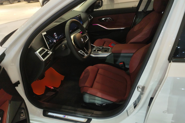 宝马3系 2025款 330Li M运动曜夜套装中控内饰19