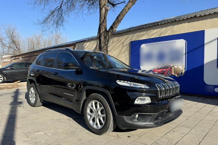 Jeep 自由光 2016款 2.0L 优越版车身外观6002