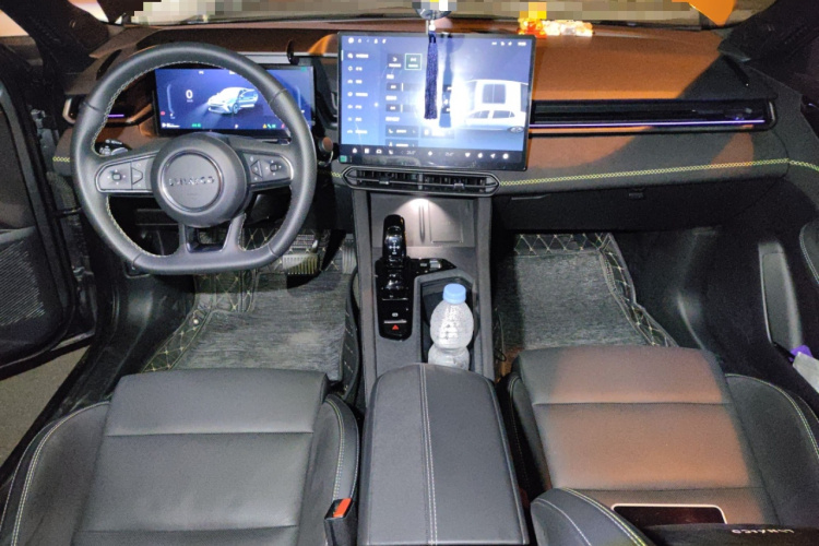 领克03 2025款 1.5TD DCT冠军版Pro中控内饰12