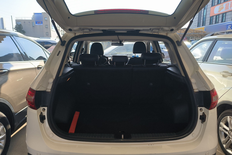 一汽 森雅R7 2016款 1.6L 自动尊贵型机舱底盘23