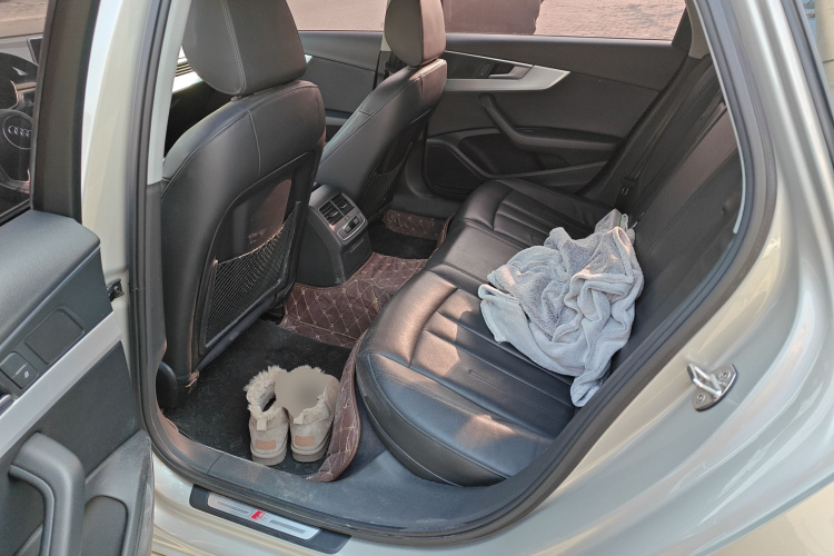 奥迪A4L 2018款 30周年年型 40 TFSI 时尚型中控内饰21