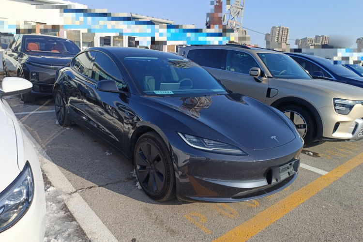 特斯拉 Model 3 2023款 长续航全轮驱动版车身外观3