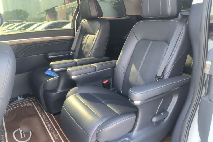 广汽传祺 传祺M8 2023款 领秀系列 390T 尊贵版中控内饰21