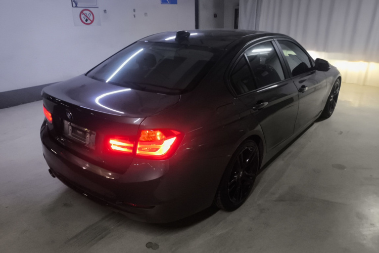 宝马3系 2013款 320i 时尚型车身外观7