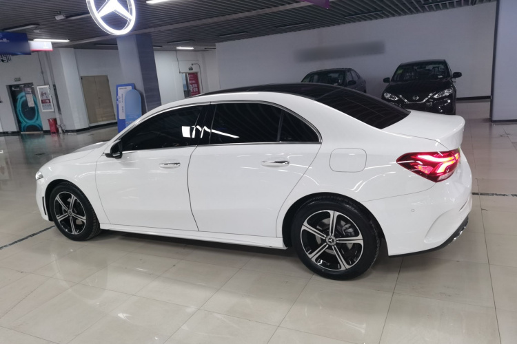 奔驰A级 2022款 改款三 A 200 L 运动轿车时尚型车身外观4