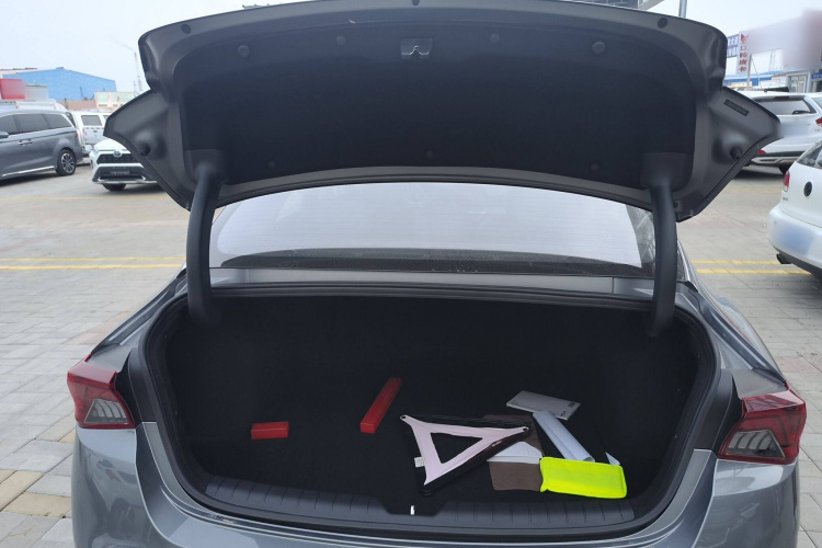 起亚K5 2025款 1.5T 尊贵版机舱底盘23