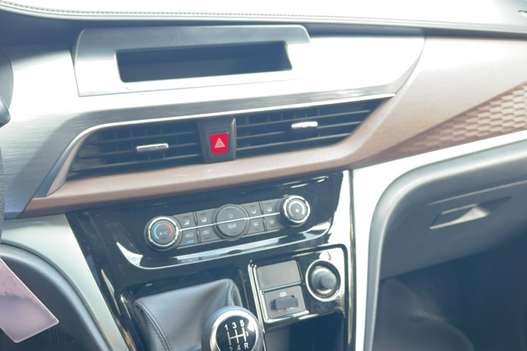 江淮瑞风 瑞风M3 2025款 PLUS 1.8L 手动舒适版 9座局部细节16