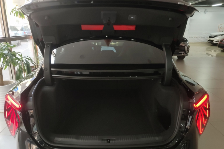 红旗EH7 2024款 600 Pro机舱底盘23