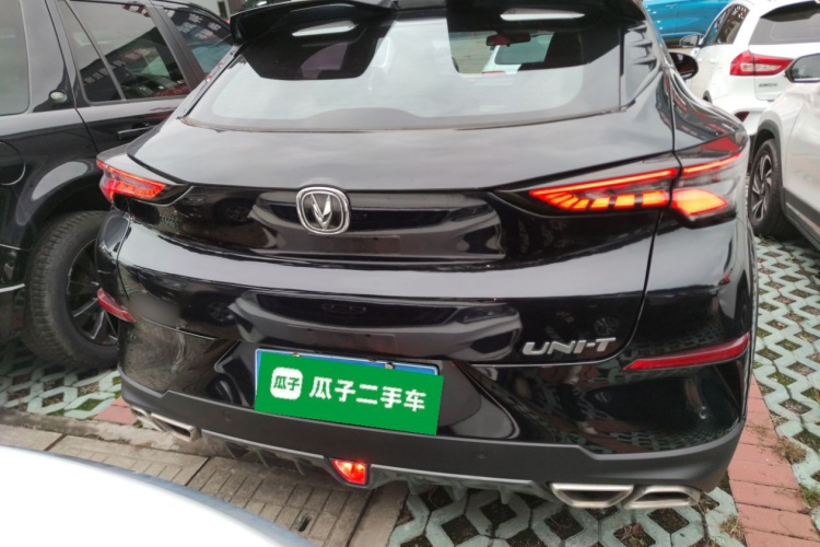 长安UNI-T 2020款 1.5T 尊贵型车身外观6