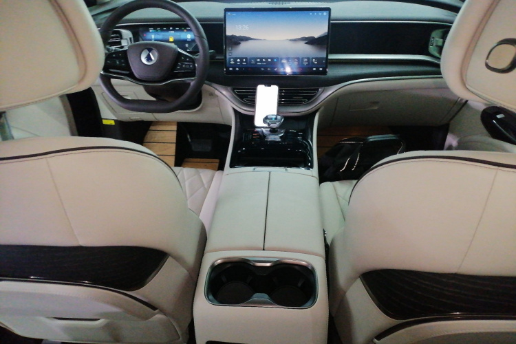 腾势D9 2024款 DM-i 980 四驱尊荣型中控内饰12