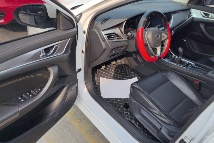 长安 逸动 2019款 高能版 1.6L GDI 手动先锋型 国VI中控内饰7003