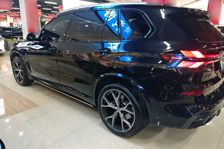 宝马X5 2023款 xDrive 30Li 尊享型M运动套装车身外观4