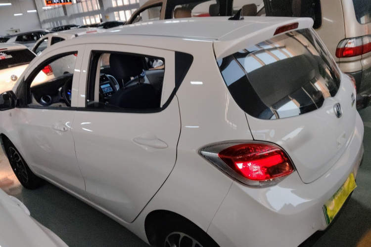 长安欧尚 奔奔E-Star 2021款 国民版 多彩款 磷酸铁锂（31.86kWh）车身外观4