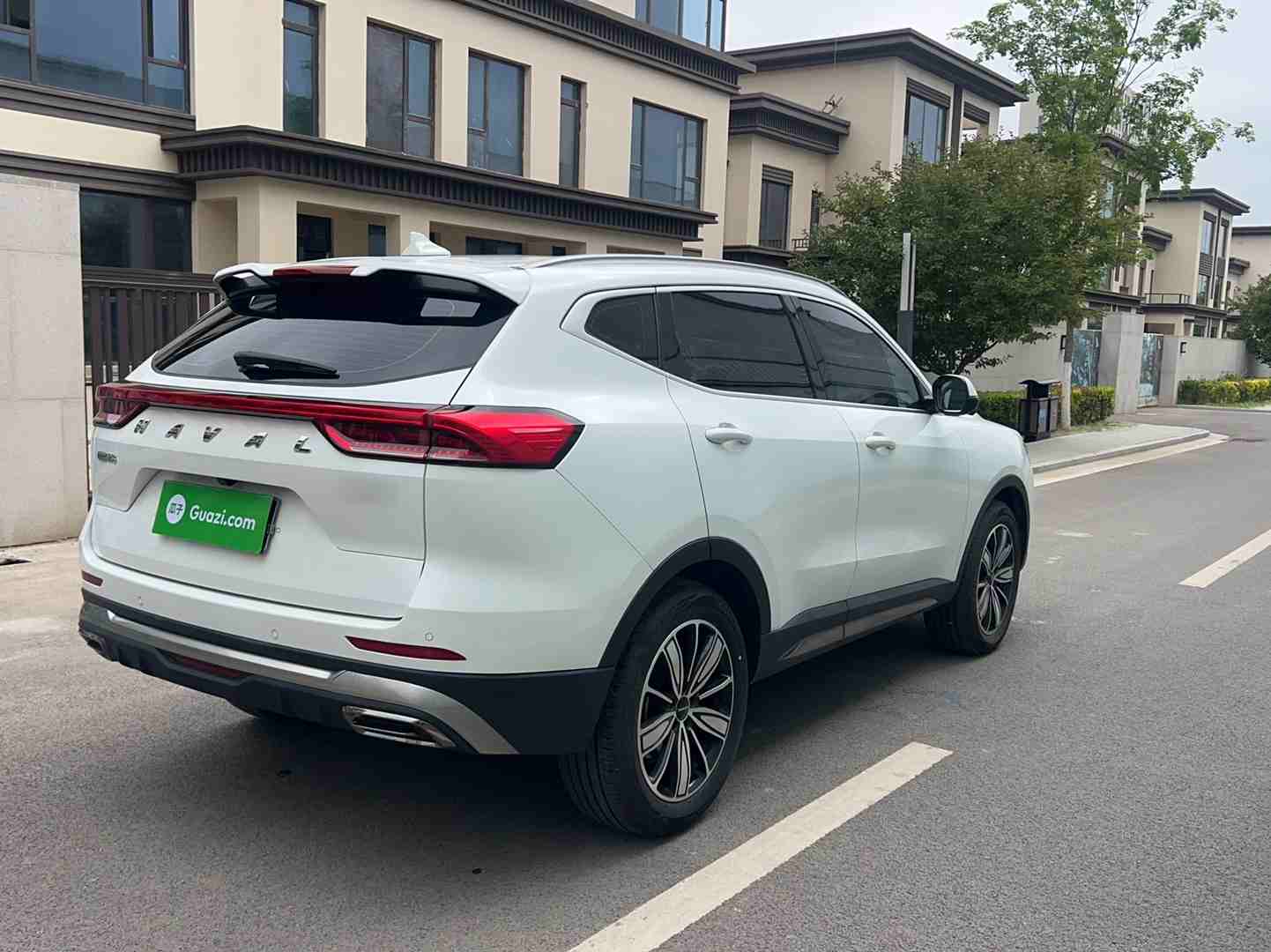车辆右后45度视角展示