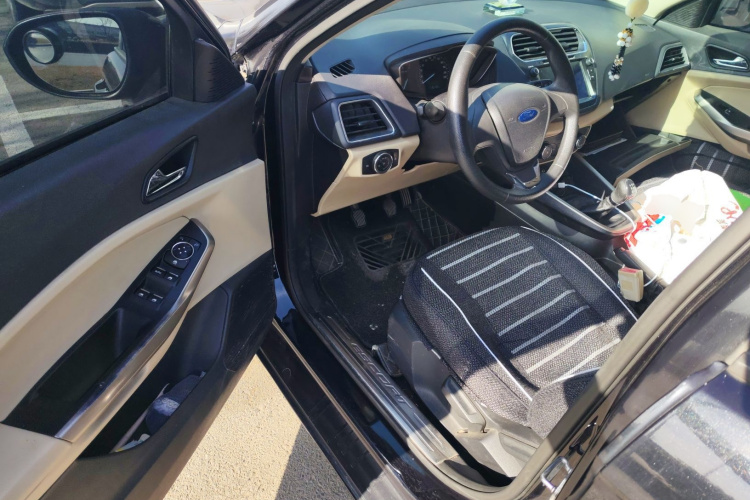 福特 福睿斯 2015款 1.5L 手动舒适型中控内饰20