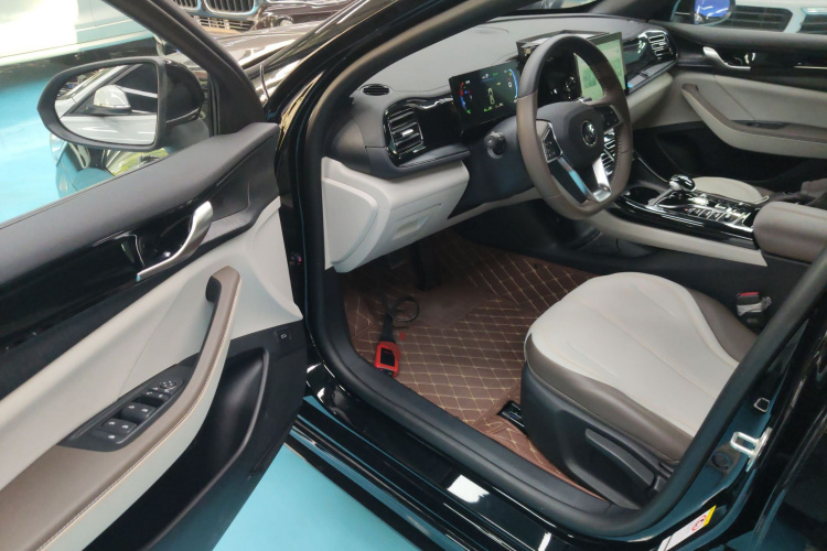 比亚迪 秦PLUS 2024款 荣耀版 DM-i 55KM领先型中控内饰7003