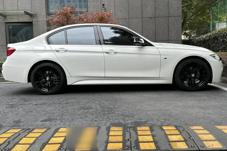 宝马3系 2019款 320i M运动曜夜版车身外观6004
